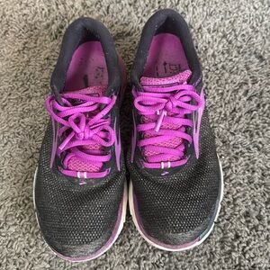 Brooks Connect women’s running shoe, size 7